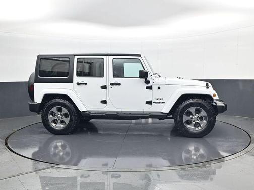 Bright White Clearcoat 2016 Jeep Wrangler Unlimited Sahara