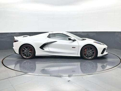 White Pearl Metallic Tricoat 2023 Chevrolet Corvette Stingray w/3LT