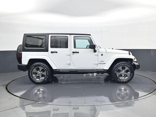 Bright White Clearcoat 2018 Jeep Wrangler JK Unlimited Sahara