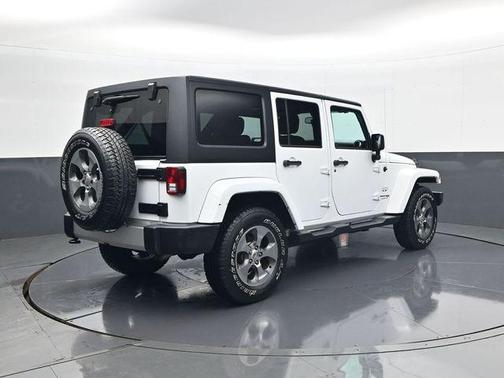 Bright White Clearcoat 2018 Jeep Wrangler JK Unlimited Sahara