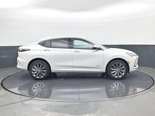 White Frost Tricoat 2026 Buick Envista Avenir FWD
