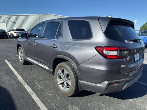 Modern Steel Metallic 2024 Honda Pilot