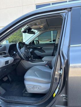 Magnetic Gray Metallic 2021 Toyota Highlander XLE