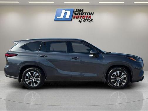 Magnetic Gray Metallic 2021 Toyota Highlander XLE