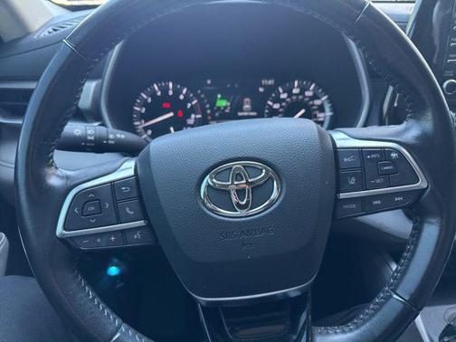 Magnetic Gray Metallic 2021 Toyota Highlander XLE