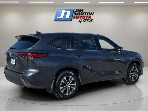 Magnetic Gray Metallic 2021 Toyota Highlander XLE