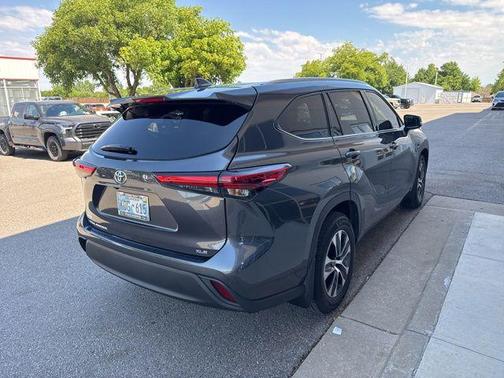 Magnetic Gray Metallic 2021 Toyota Highlander XLE
