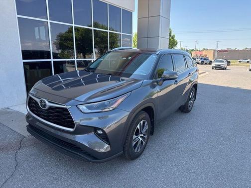Magnetic Gray Metallic 2021 Toyota Highlander XLE