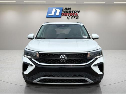 White 2024 Volkswagen Taos 1.5T SE