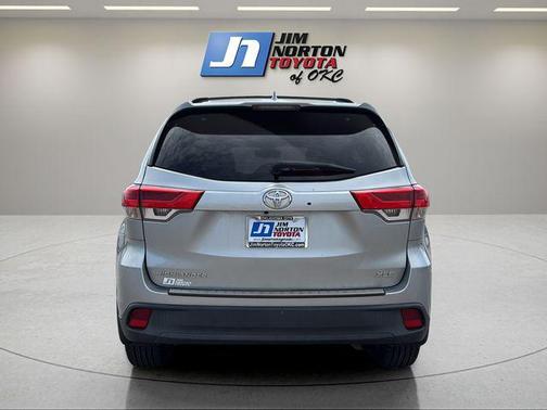 Celestial Silver Metallic 2018 Toyota Highlander XLE