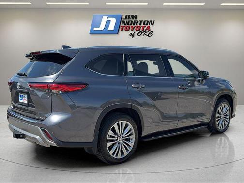 Magnetic Gray Metallic 2023 Toyota Highlander Platinum