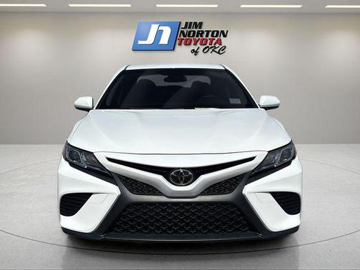 Super White 2018 Toyota Camry SE