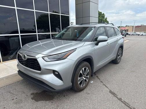 Celestial Silver Metallic 2023 Toyota Highlander XLE