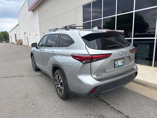 Celestial Silver Metallic 2023 Toyota Highlander XLE
