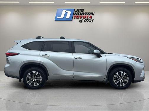 Celestial Silver Metallic 2023 Toyota Highlander XLE