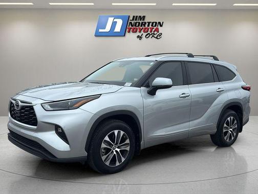 Celestial Silver Metallic 2023 Toyota Highlander XLE