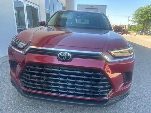 Pearl 2024 Toyota Grand Highlander XLE