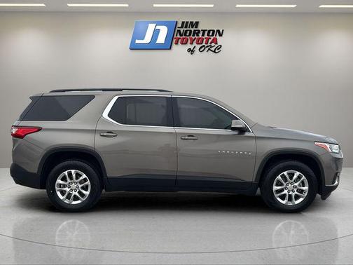Pepperdust Metallic 2019 Chevrolet Traverse LT Cloth