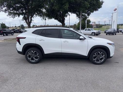 Summit White 2025 Chevrolet Trax LT
