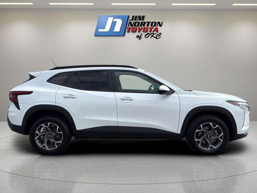 Summit White 2025 Chevrolet Trax LT