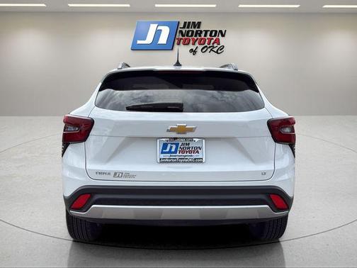 Summit White 2025 Chevrolet Trax LT