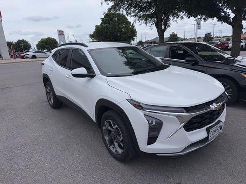 Summit White 2025 Chevrolet Trax LT