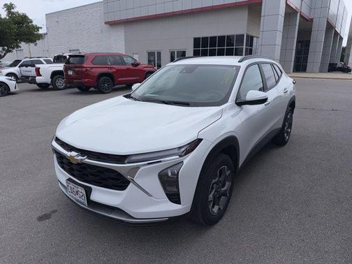 Summit White 2025 Chevrolet Trax LT
