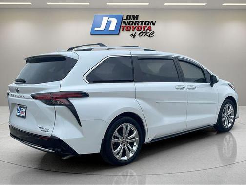 2024 Toyota Sienna Platinum