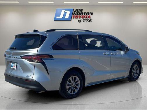 2021 Toyota Sienna XLE 8 Passenger