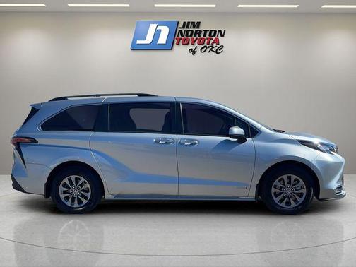 2021 Toyota Sienna XLE 8 Passenger