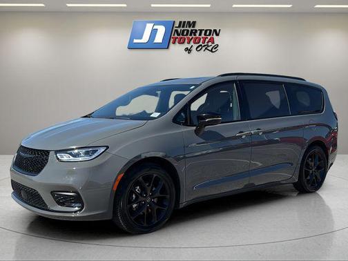 Ceramic Gray Clearcoat 2025 Chrysler Pacifica Limited