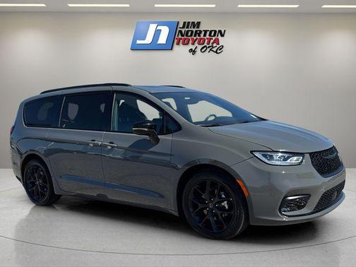 Ceramic Gray Clearcoat 2025 Chrysler Pacifica Limited