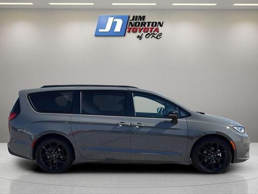 Ceramic Gray Clearcoat 2025 Chrysler Pacifica Limited