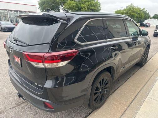 Midnight Black Metallic 2019 Toyota Highlander SE