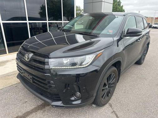 Midnight Black Metallic 2019 Toyota Highlander SE