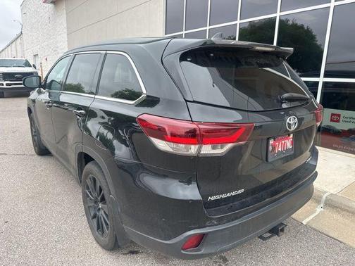 Midnight Black Metallic 2019 Toyota Highlander SE