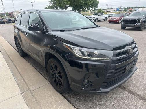 Midnight Black Metallic 2019 Toyota Highlander SE