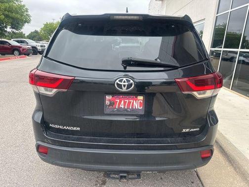 Midnight Black Metallic 2019 Toyota Highlander SE