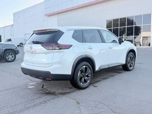 Everest White Pearl 2025 Nissan Rogue SV