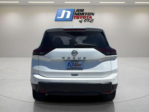 Everest White Pearl 2025 Nissan Rogue SV