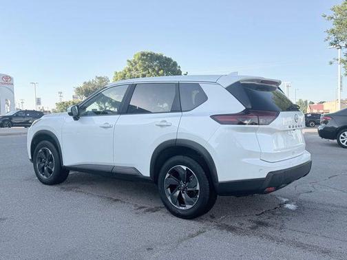 Everest White Pearl 2025 Nissan Rogue SV