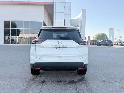 Everest White Pearl 2025 Nissan Rogue SV