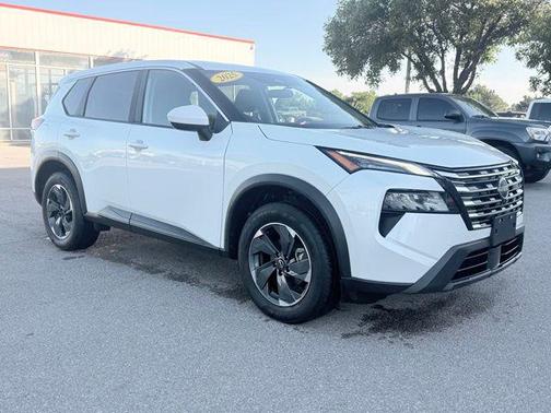 Everest White Pearl 2025 Nissan Rogue SV