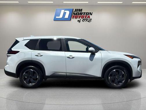 Everest White Pearl 2025 Nissan Rogue SV