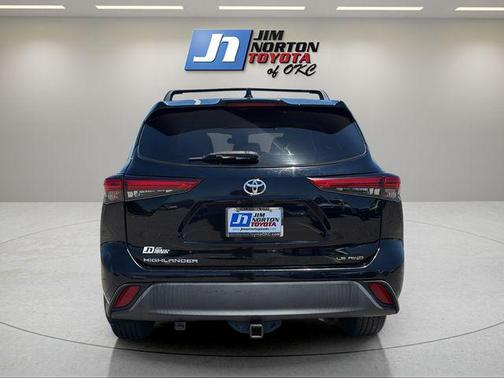 Midnight Black Metallic 2020 Toyota Highlander LE