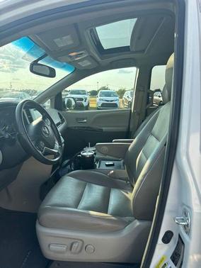 Blizzard Pearl 2017 Toyota Sienna XLE