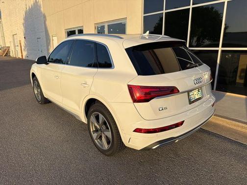 Ibis White 2023 Audi Q5 Prestige 40 TFSI quattro S tronic