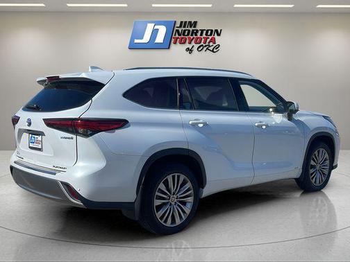 2023 Toyota Highlander Hybrid Platinum