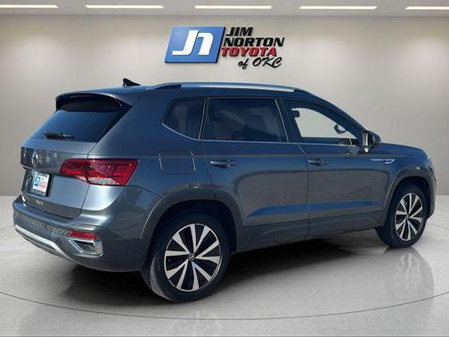 Platinum Gray Metallic 2022 Volkswagen Taos 1.5T SE