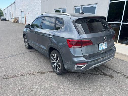 Platinum Gray Metallic 2022 Volkswagen Taos 1.5T SE